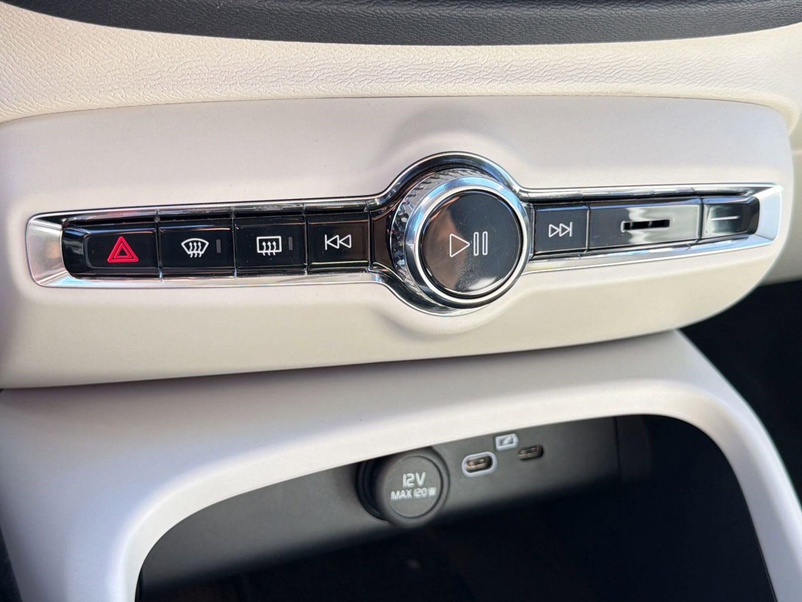 Used 2024 Volvo XC40 B5 Plus w/ Protection Package Premier image 19