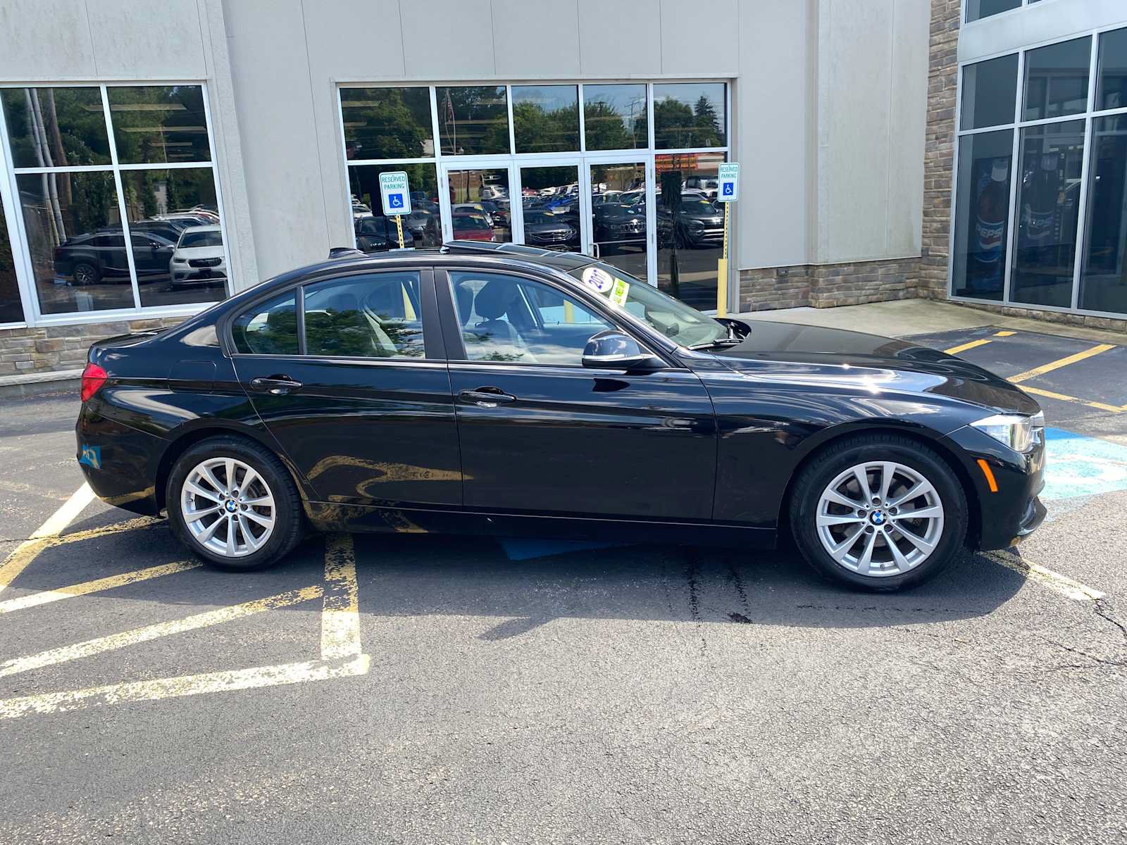 Used 2017 BMW 320i xDrive Sedan AWD/4WD image 14