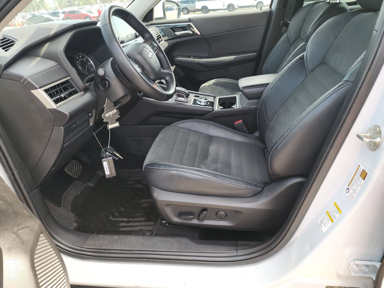 Used 2023 Mitsubishi Outlander ES image 3