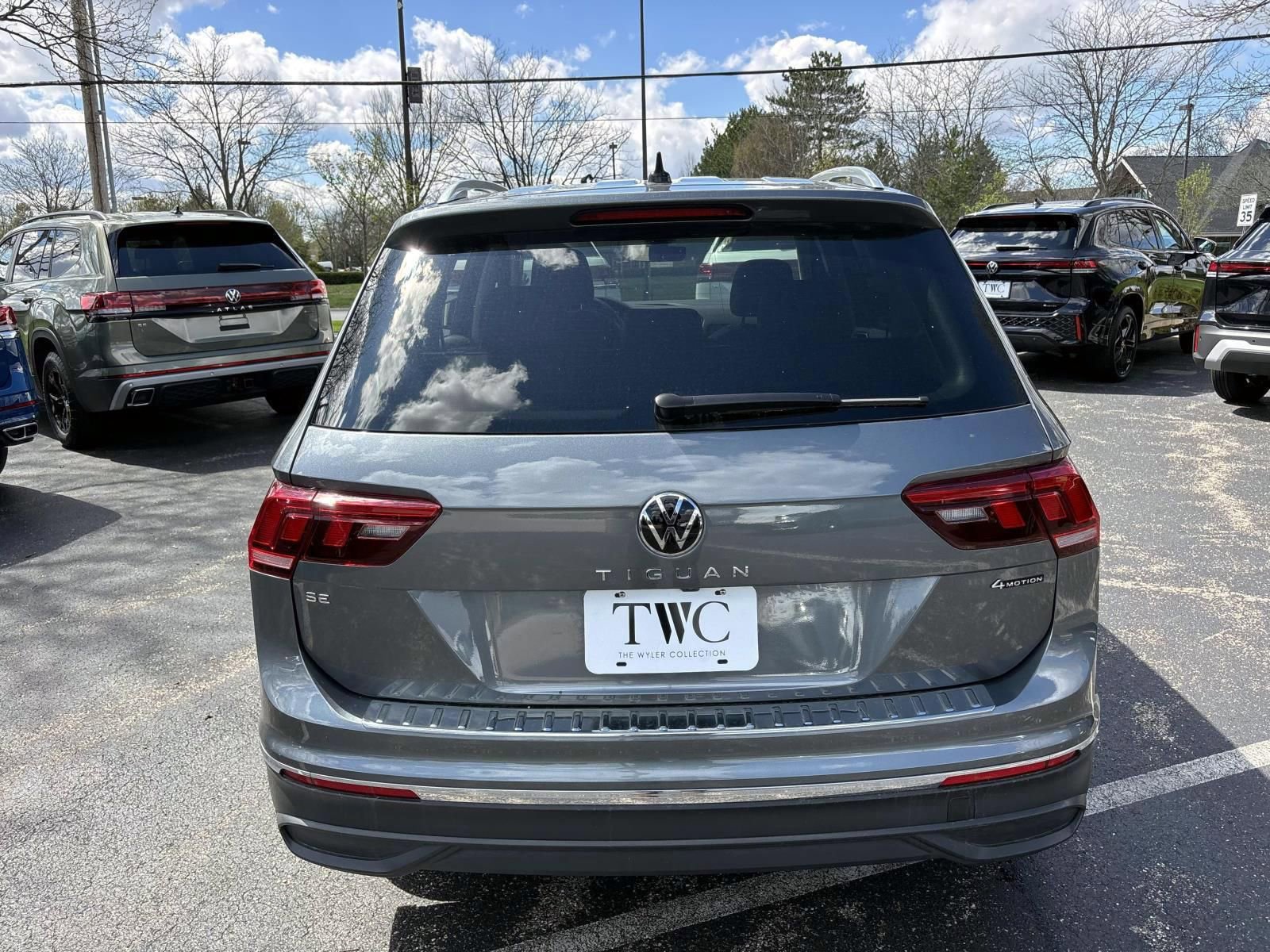 Used 2024 Volkswagen Tiguan SE w/ Panoramic Sunroof Package image 6