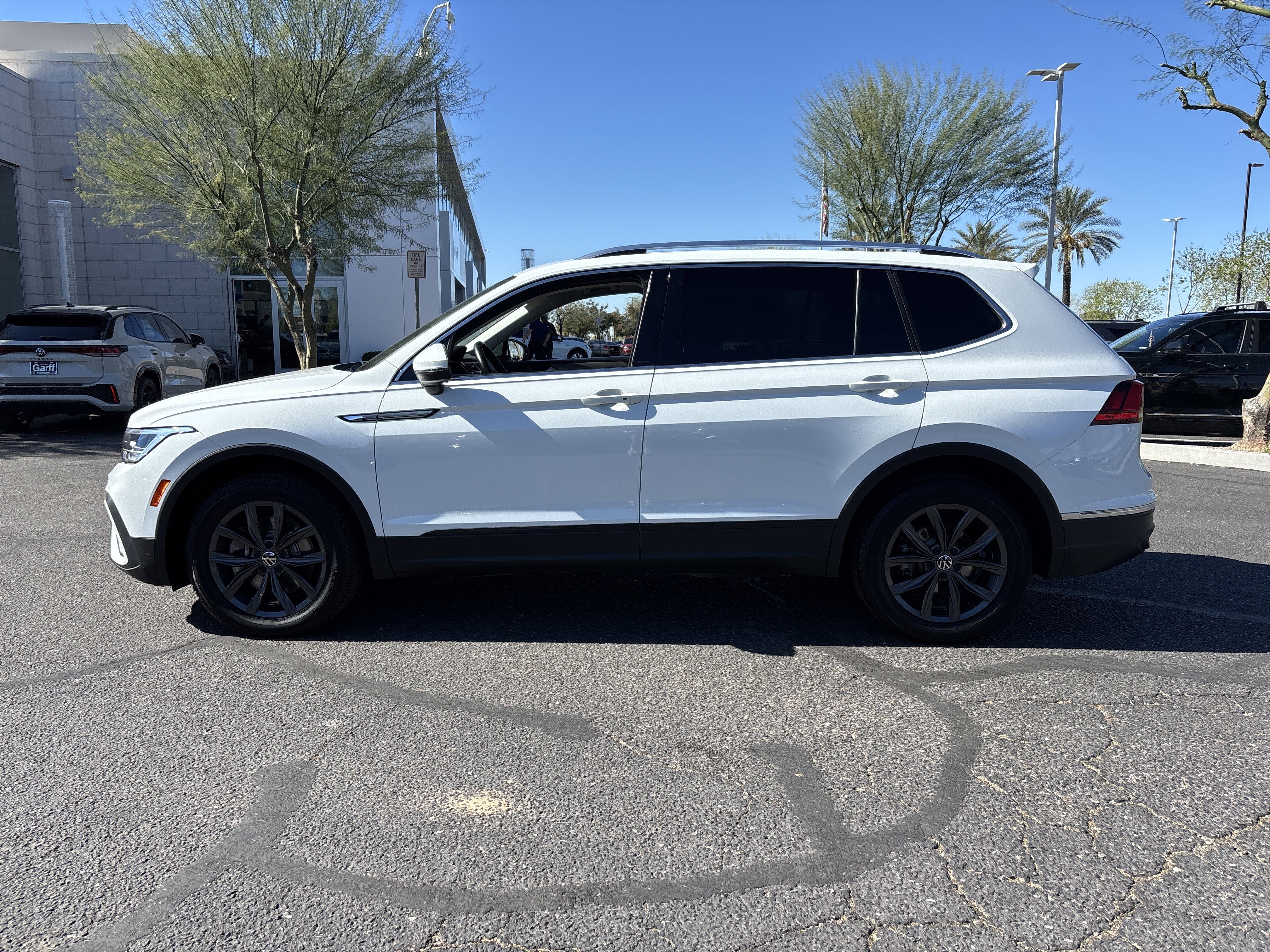 Used 2022 Volkswagen Tiguan SE w/ Panoramic Sunroof Package image 2