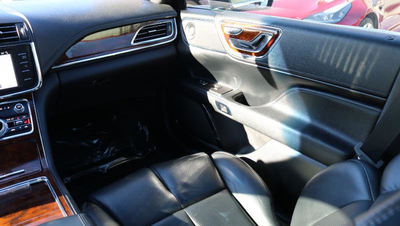 Used 2017 Lincoln Continental Select image 19