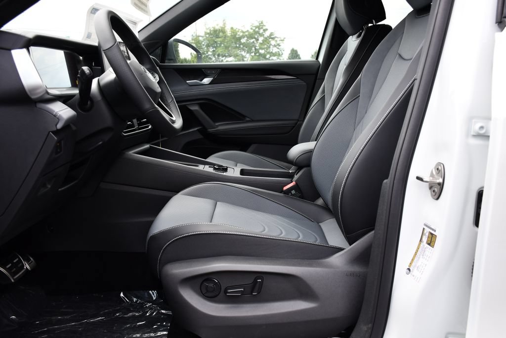New 2026 Volkswagen Tiguan SE R-Line FWD image 14