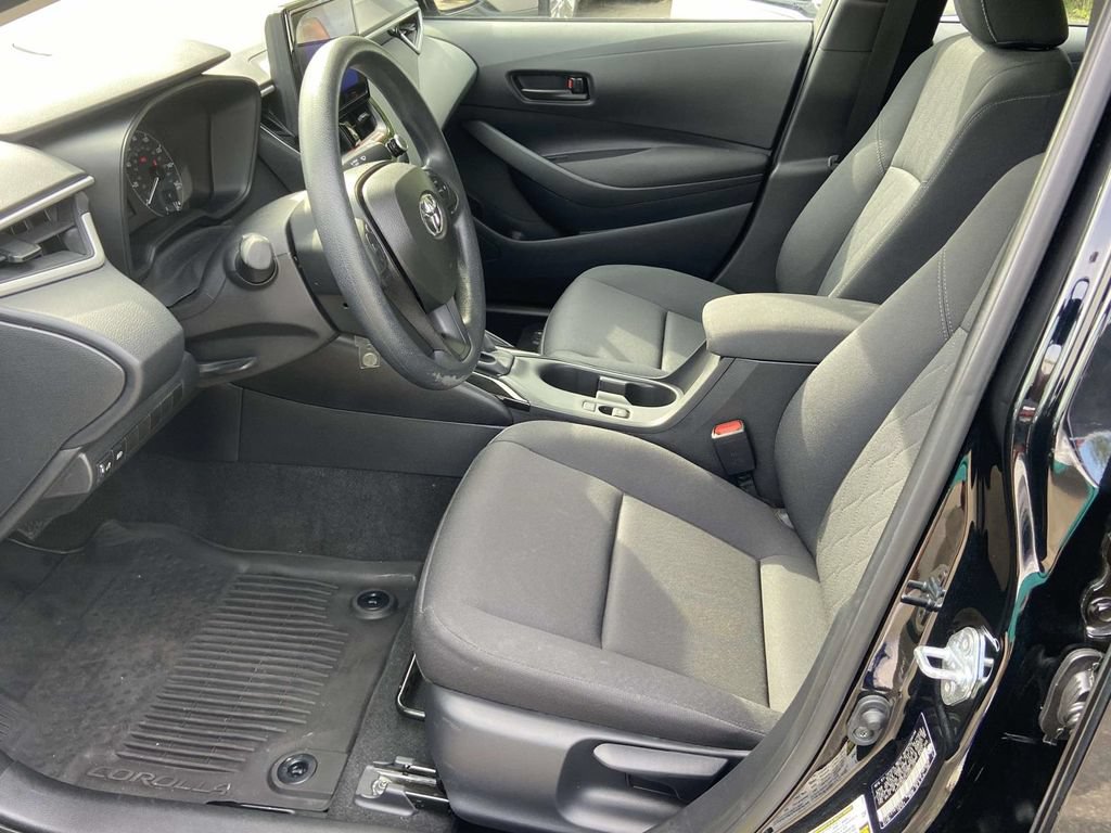 Used 2025 Toyota Corolla LE FWD image 12