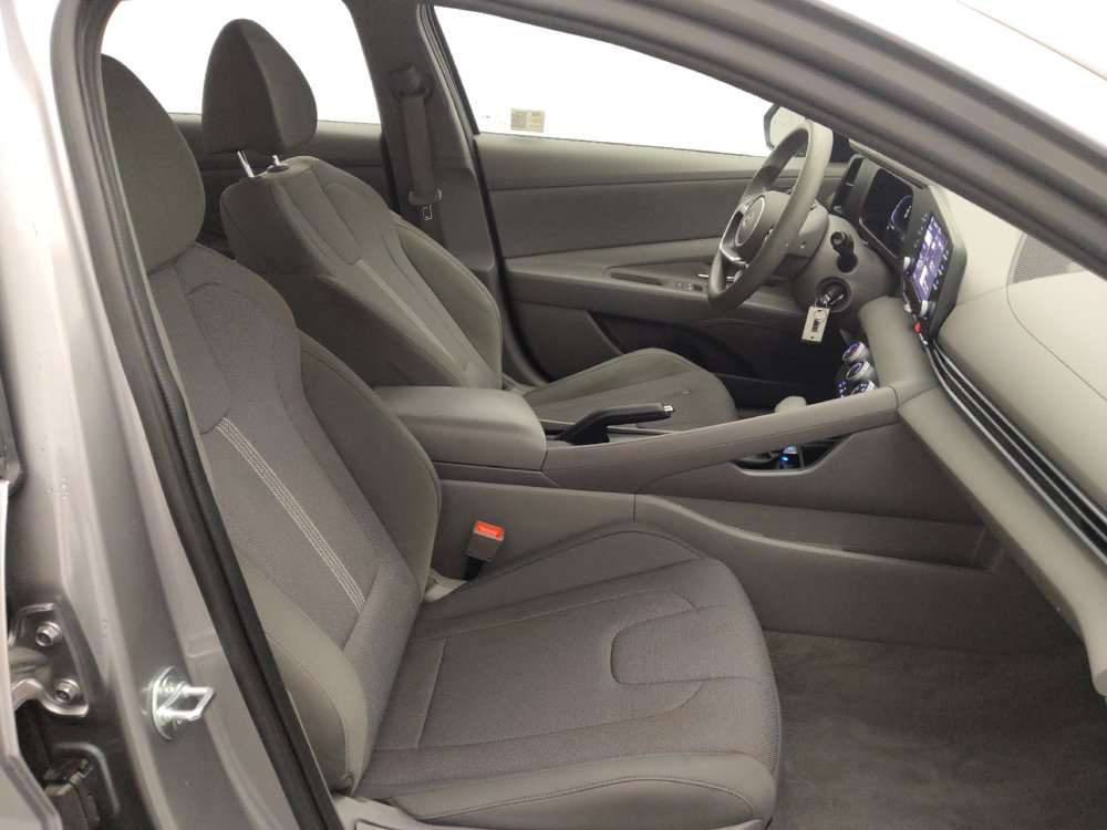 Used 2025 Hyundai Elantra SE FWD image 21