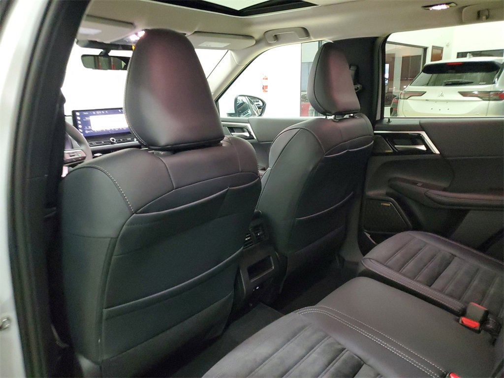New 2025 Mitsubishi Outlander SE image 14