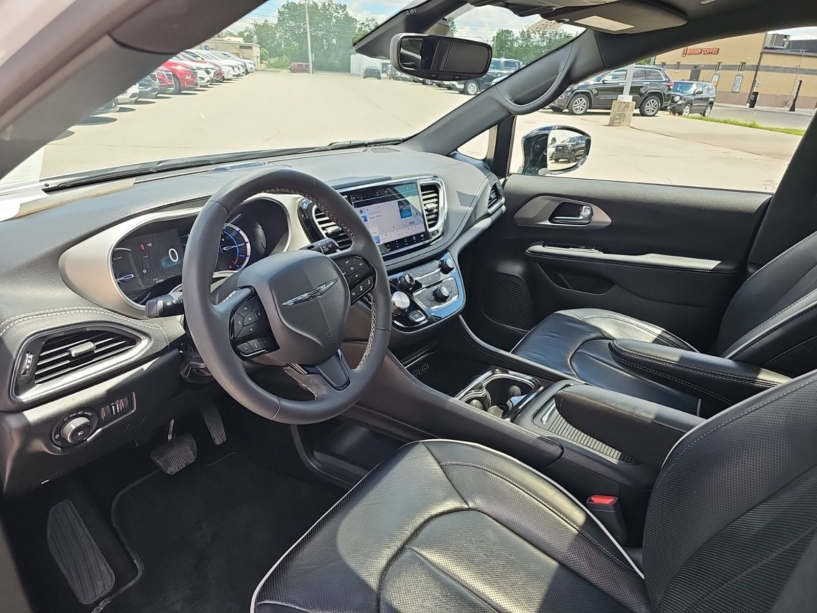 Used 2024 Chrysler Pacifica Premium FWD image 12