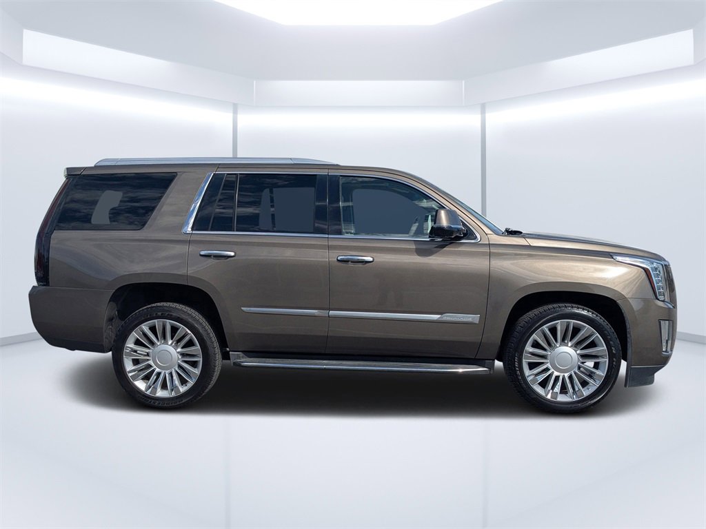 Used 2016 Cadillac Escalade Luxury image 2