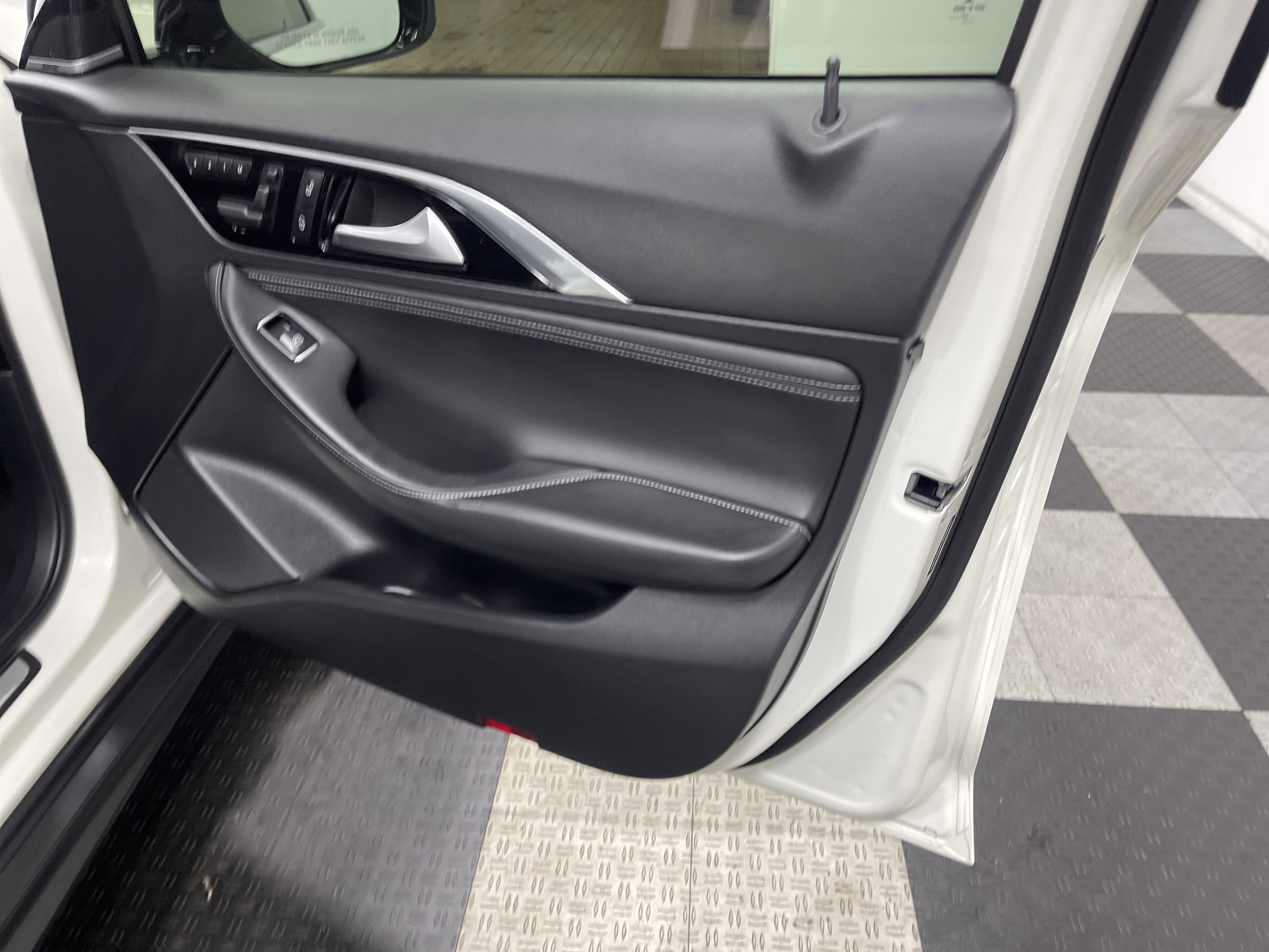 Used 2018 INFINITI QX30 Premium w/ Cargo Package image 25