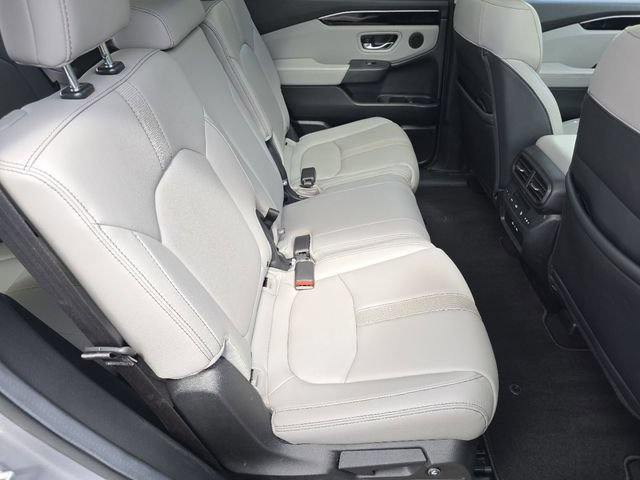 Used 2025 Honda Pilot Touring image 23