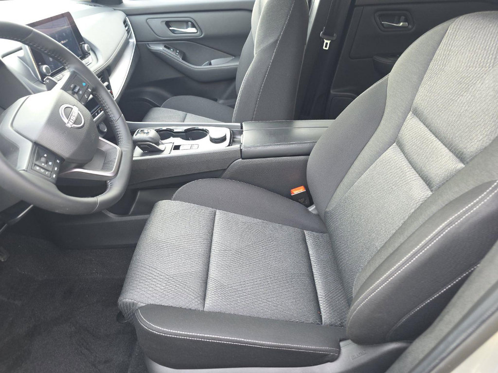 Used 2025 Nissan Rogue SV image 5