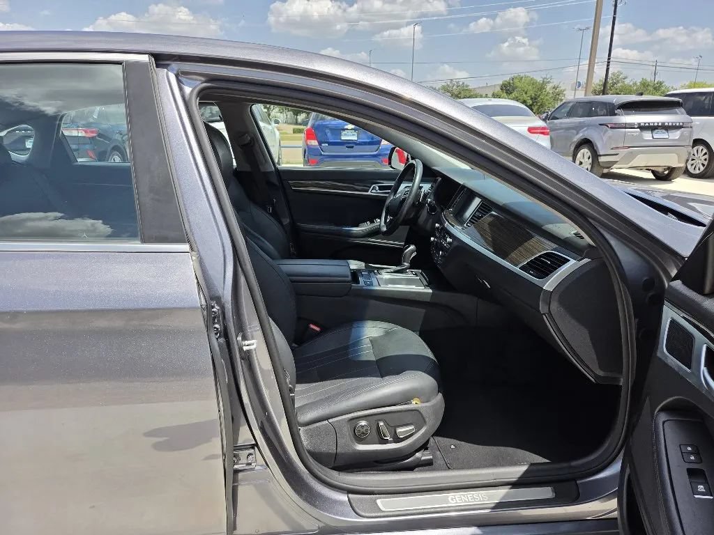 Used 2016 Hyundai Genesis 3.8 RWD image 23