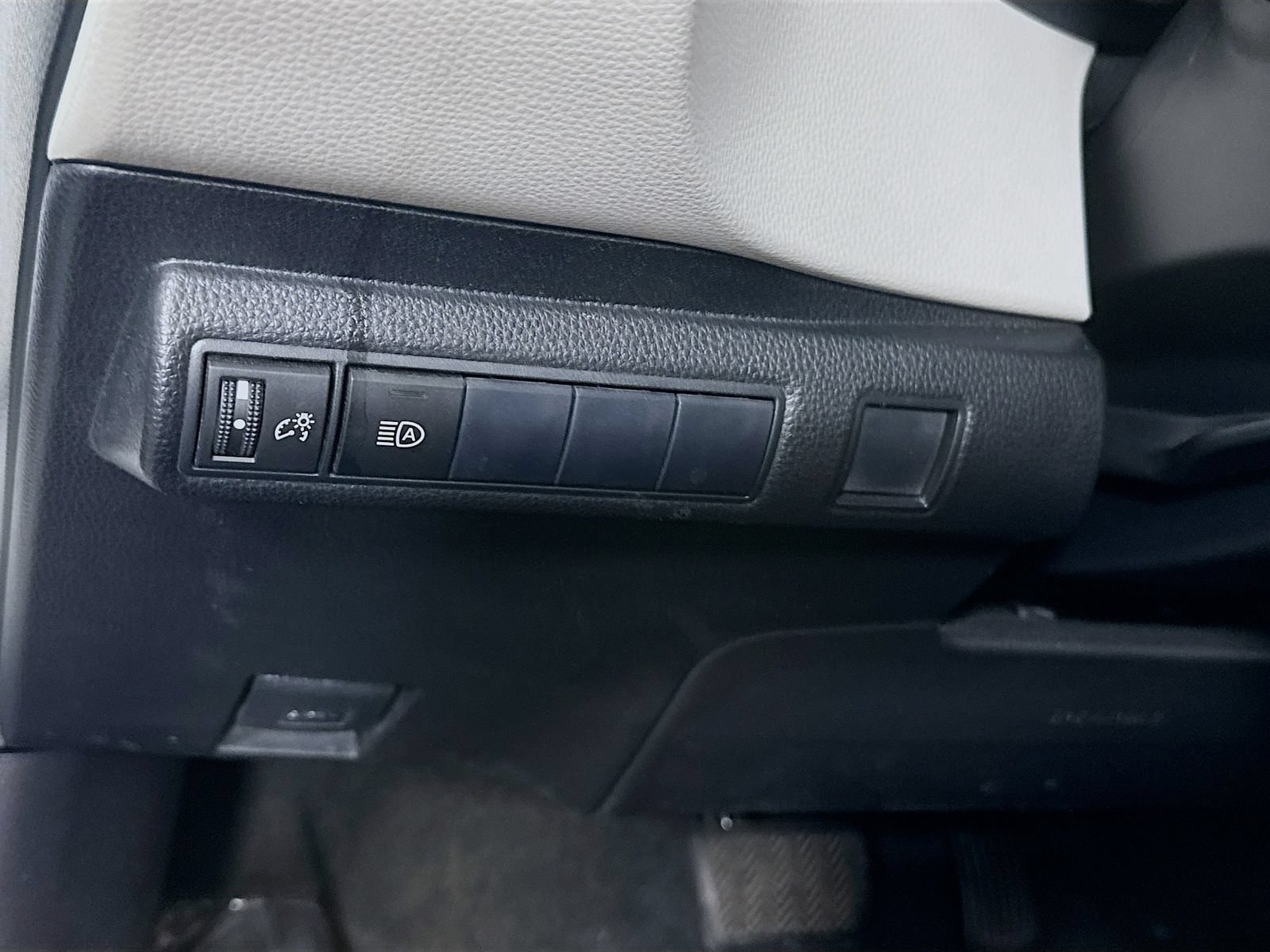 Used 2020 Toyota Corolla LE FWD image 11
