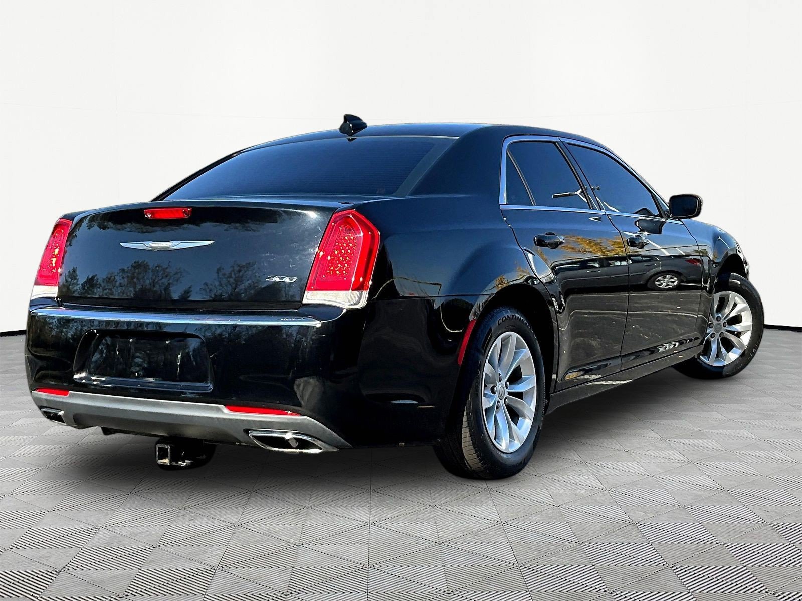 Used 2015 Chrysler 300 Limited w/ Driver Convenience Group RWD image 6