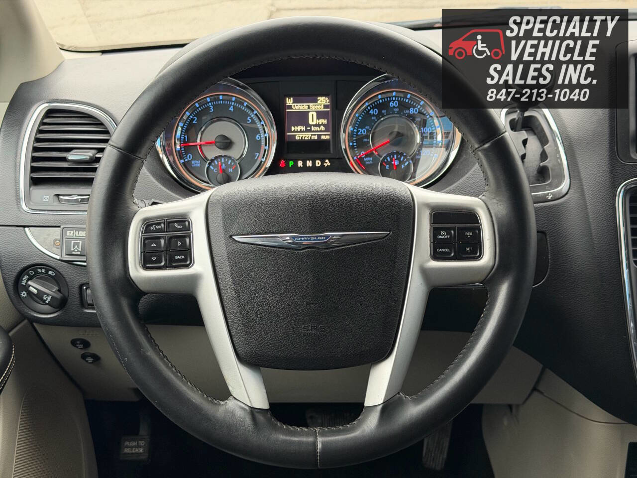 Used 2014 Chrysler Town & Country Touring image 39