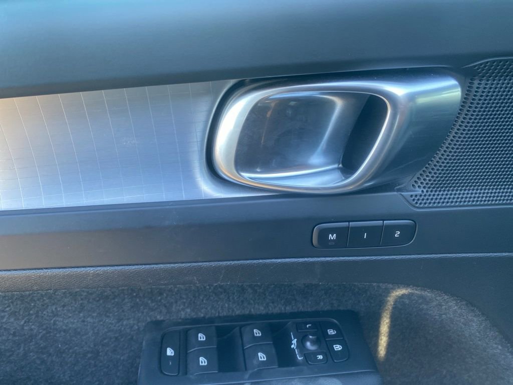 Used 2024 Volvo XC40 B5 Core image 11
