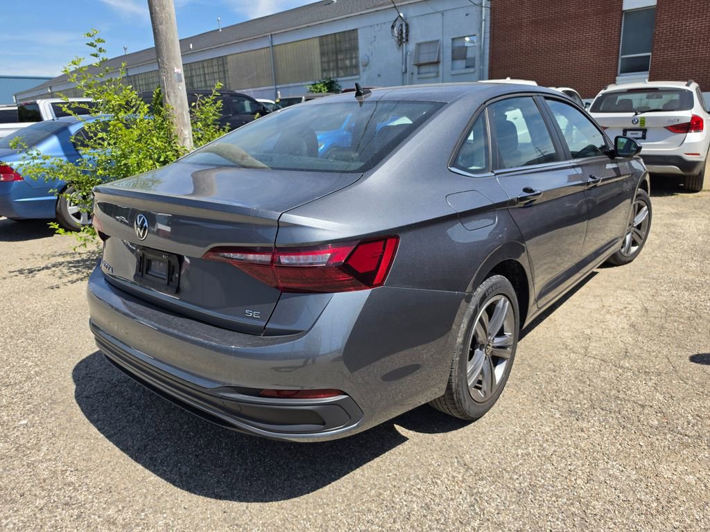 Used 2024 Volkswagen Jetta SE FWD image 2