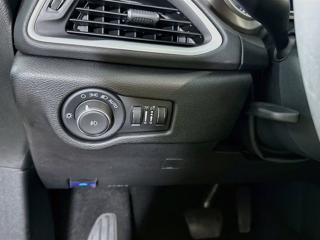Used 2025 Chrysler Pacifica Select FWD image 20