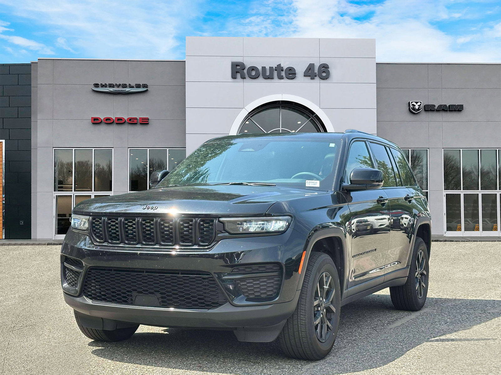 Used 2024 Jeep Grand Cherokee Altitude AWD/4WD image 2