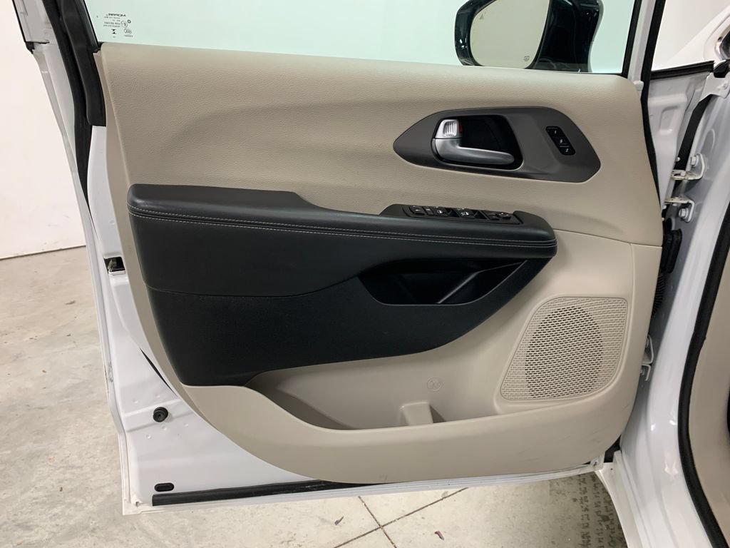 Used 2024 Chrysler Pacifica Touring-L FWD image 18