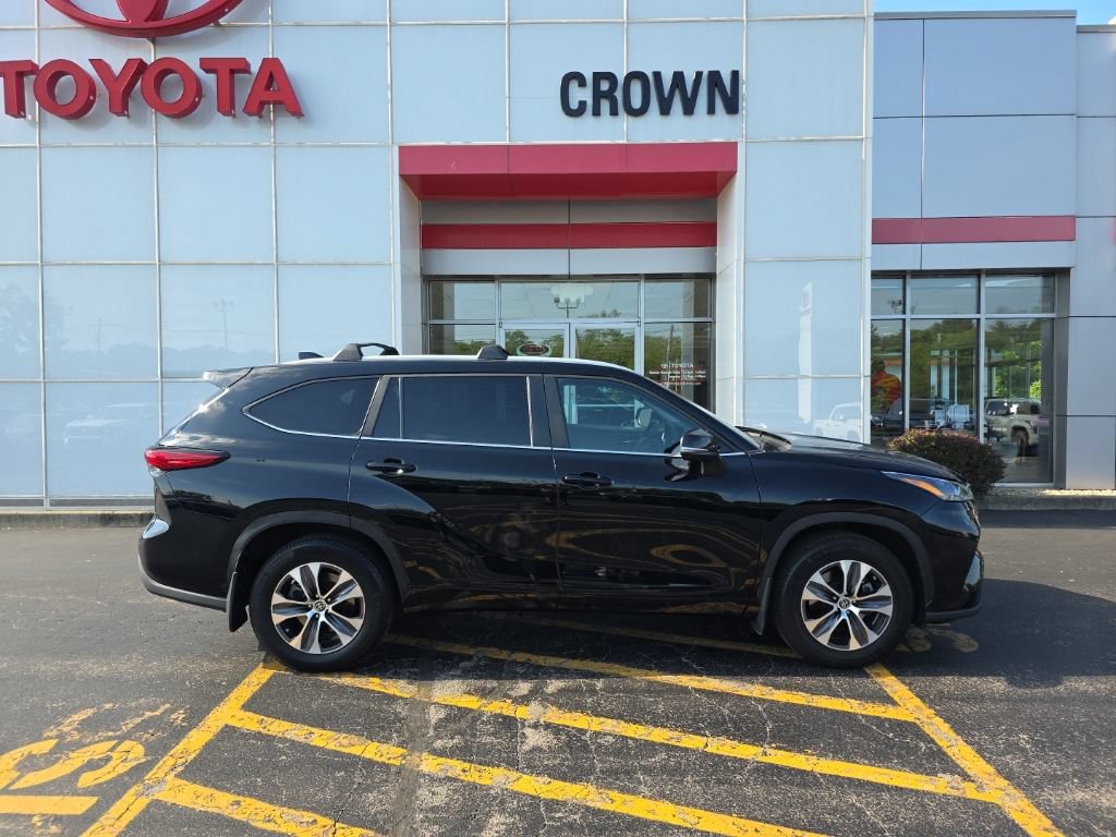 Used 2023 Toyota Highlander XLE AWD/4WD image 2