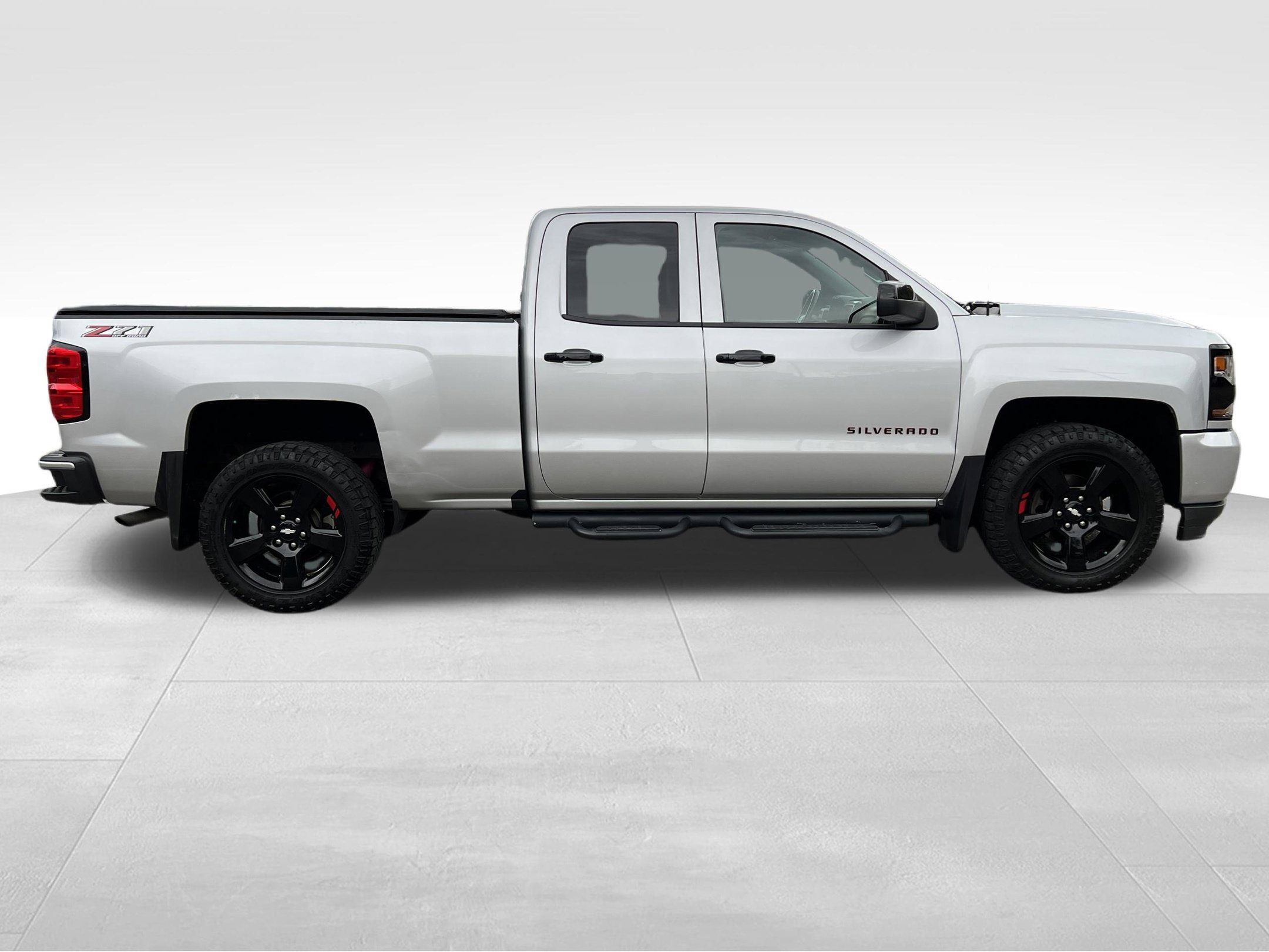 Used 2018 Chevrolet Silverado 1500 LT w/ Redline Edition AWD/4WD image 5