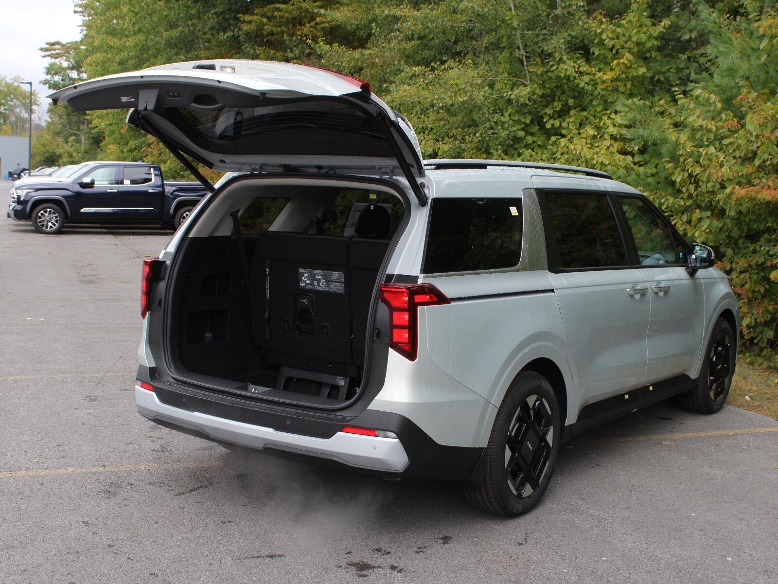 New 2027 Kia Carnival EX FWD image 7