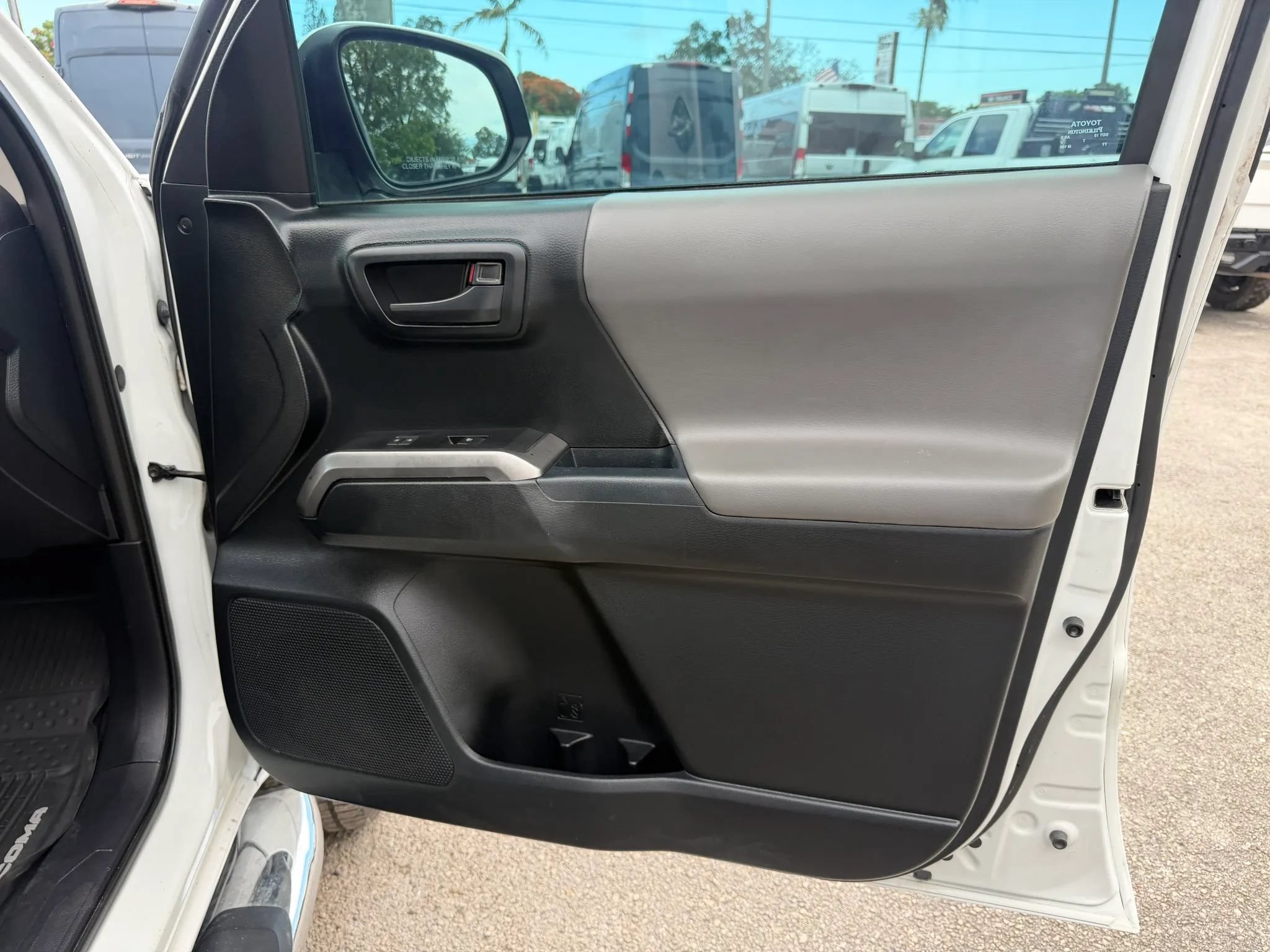 Used 2017 Toyota Tacoma SR5 w/ Tow Package RWD image 20