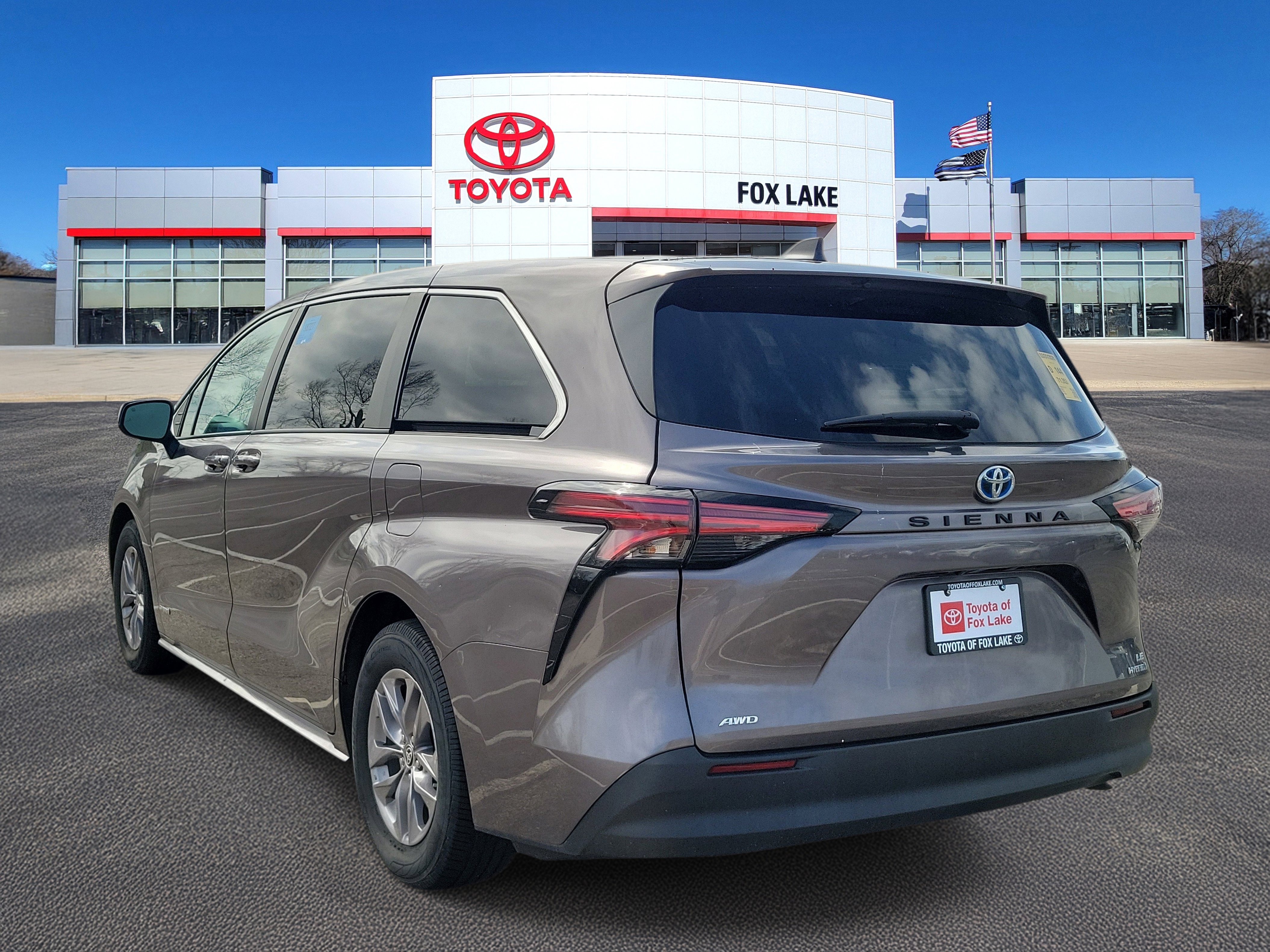 Used 2021 Toyota Sienna LE image 3