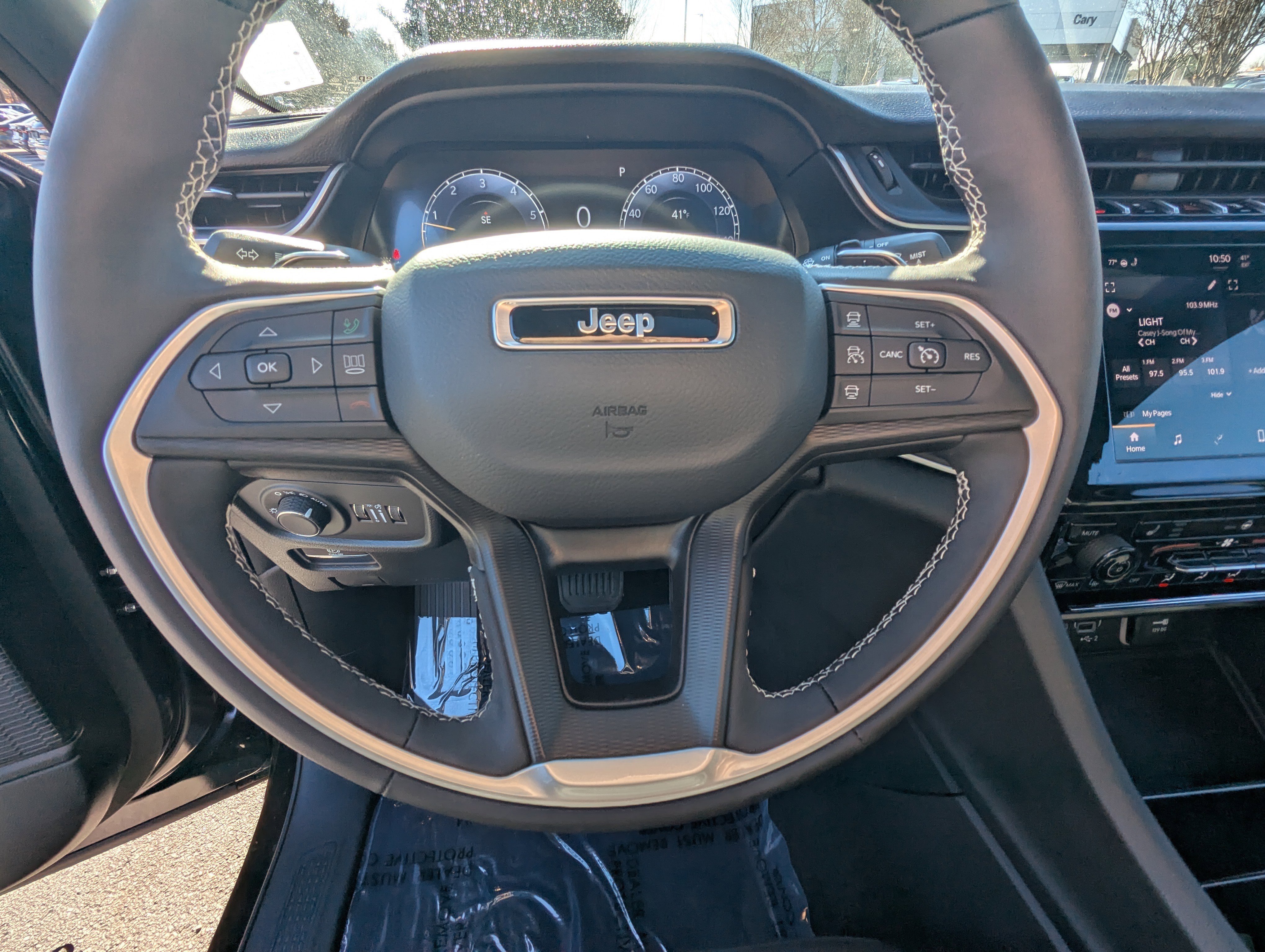 Used 2025 Jeep Grand Cherokee Laredo X w/ Luxury Tech Group I image 21