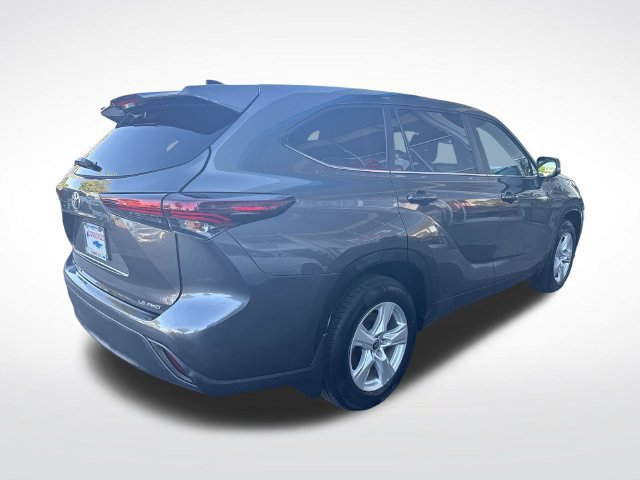 Used 2024 Toyota Highlander LE AWD/4WD image 5