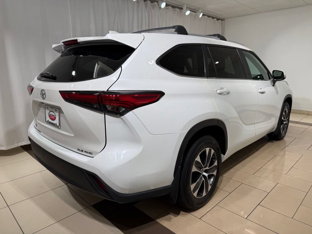 Used 2023 Toyota Highlander XLE AWD/4WD image 5