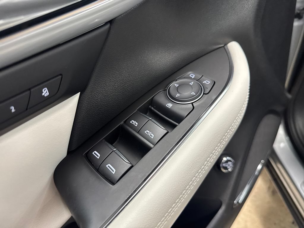 Used 2025 Buick Envision Avenir AWD/4WD image 16