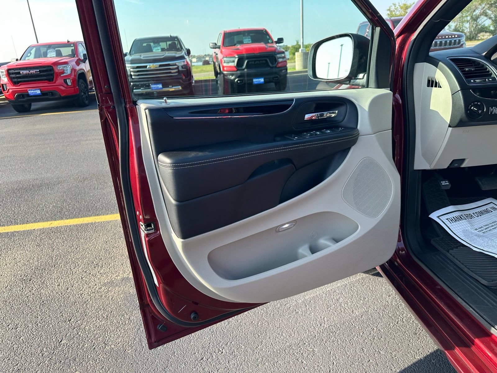 Used 2020 Dodge Grand Caravan SXT w/ Driver Convenience Group FWD image 17