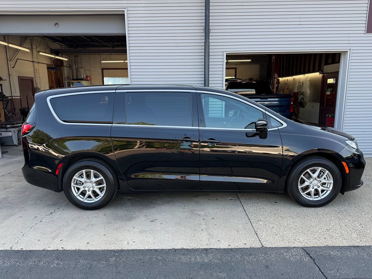 Used 2026 Chrysler Pacifica Select FWD image 2