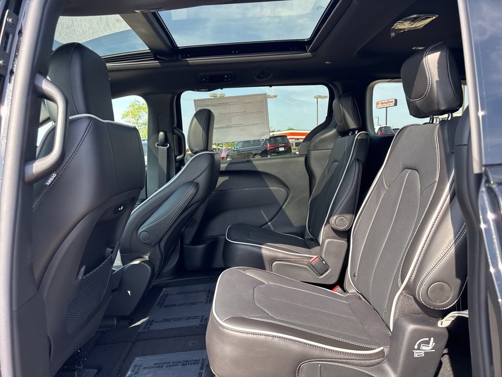 New 2027 Chrysler Pacifica Limited w/ S Appearance Package AWD/4WD image 19