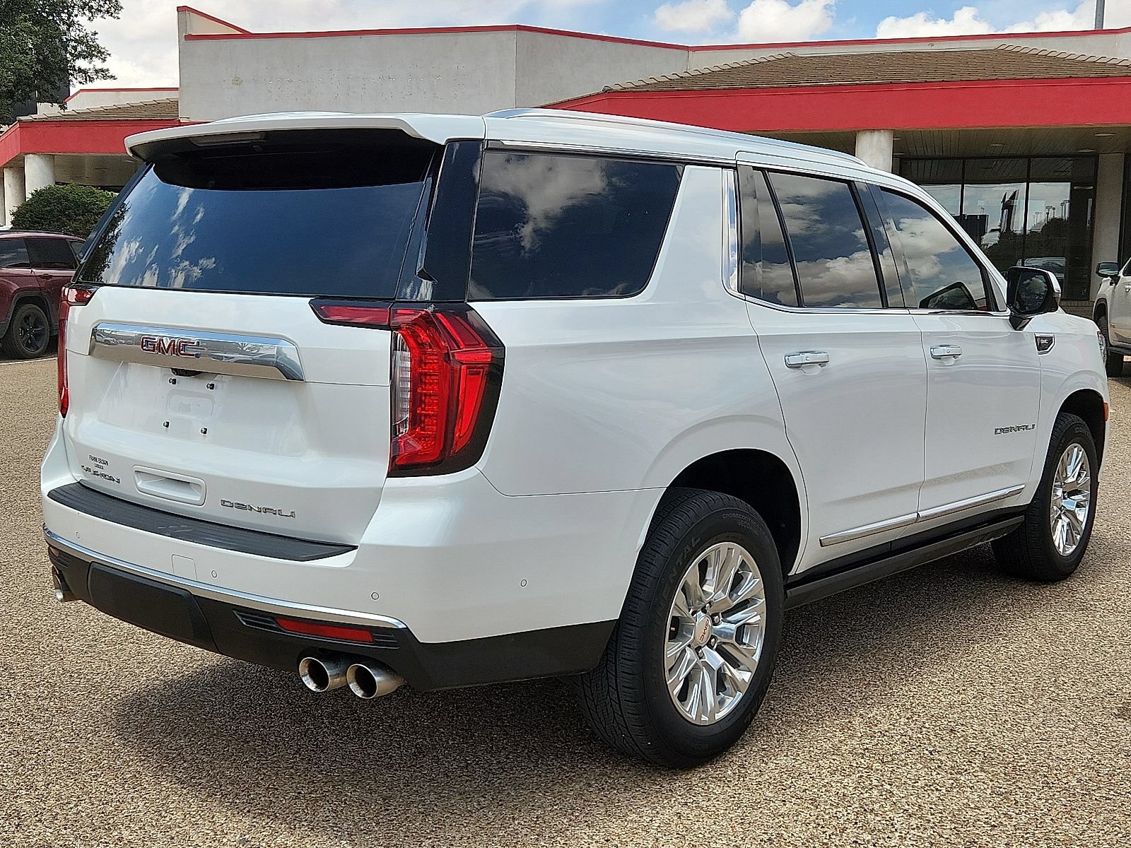 Used 2024 GMC Yukon Denali w/ Advanced Technology Package AWD/4WD image 4