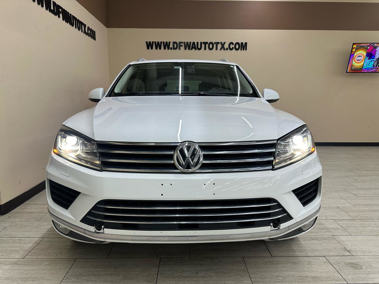 Used 2015 Volkswagen Touareg Sport AWD/4WD image 2