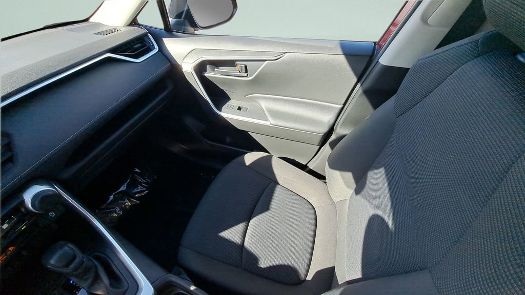 Used 2021 Toyota RAV4 LE image 16