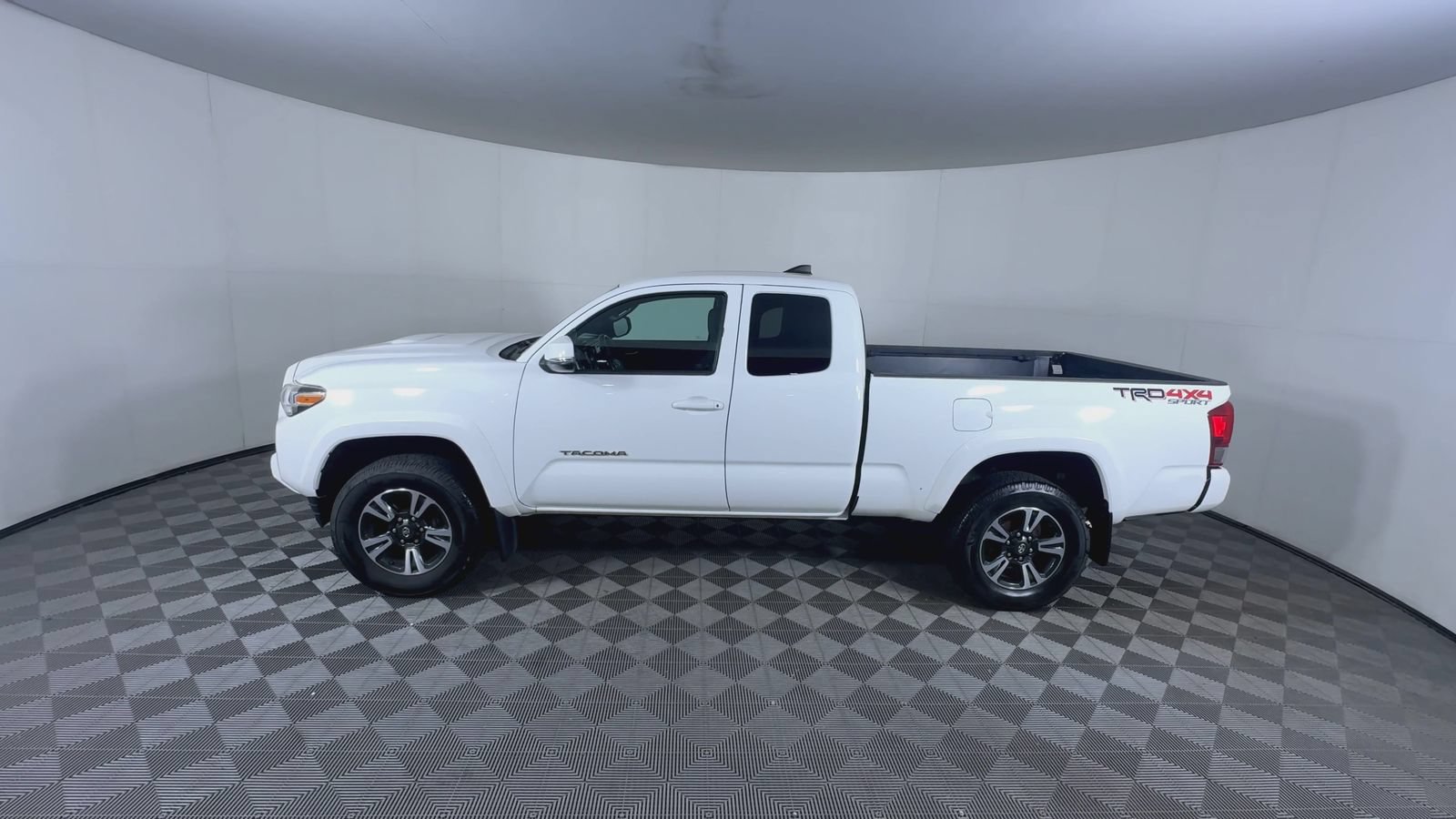 Used 2016 Toyota Tacoma TRD Sport w/ Towing Package AWD/4WD image 5
