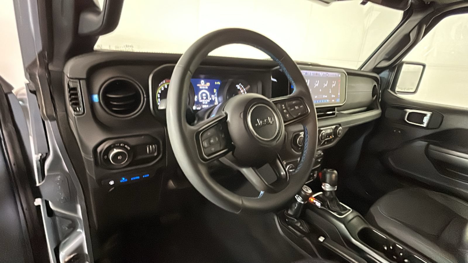 Used 2024 Jeep Wrangler Unlimited Rubicon 4xe w/ Capability Package AWD/4WD image 16