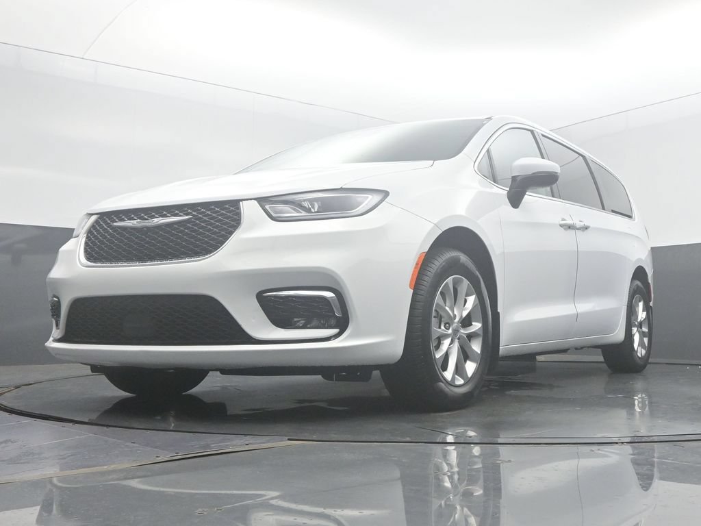 Used 2023 Chrysler Pacifica Touring-L AWD/4WD image 56