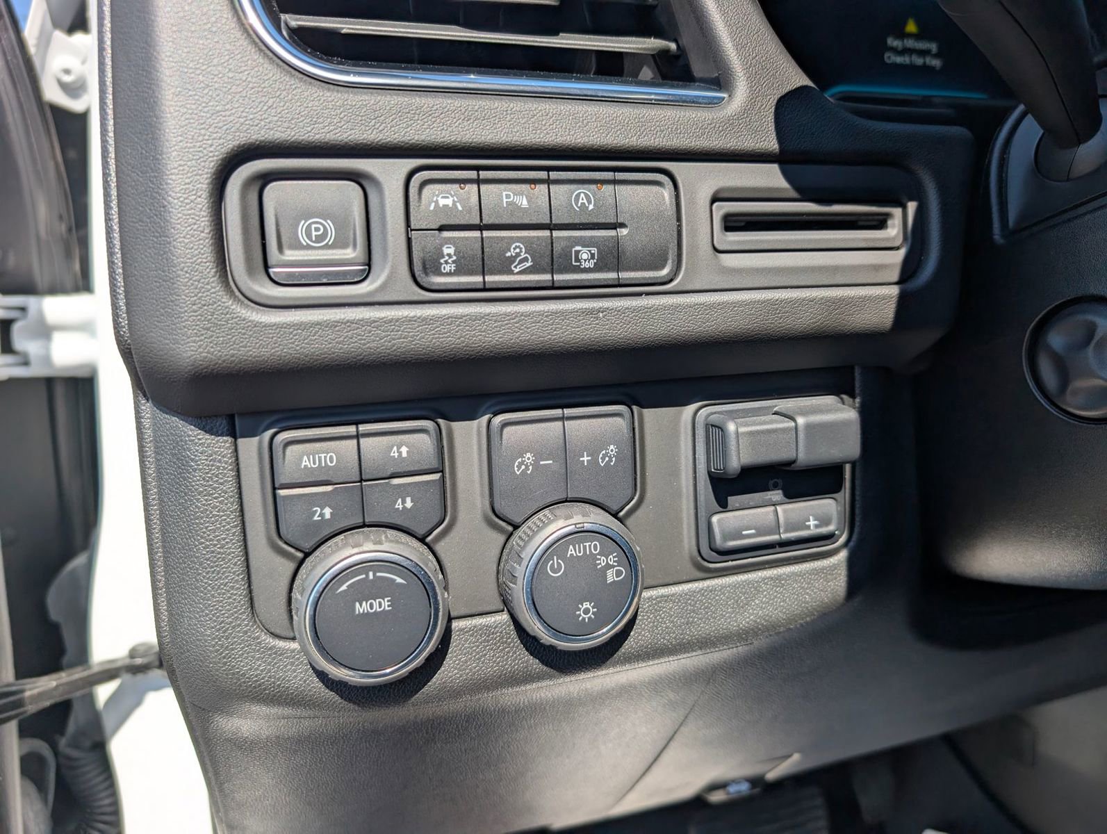 Certified 2023 Chevrolet Suburban Z71 w/ Luxury Package image 15