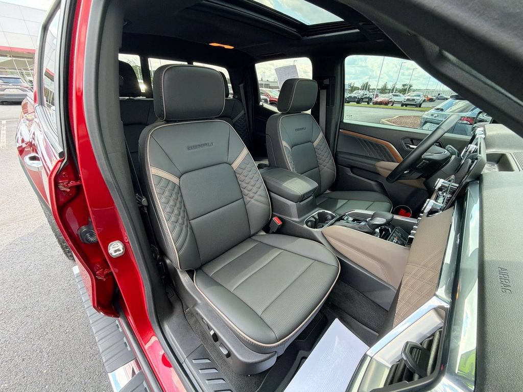 Used 2025 GMC Canyon Denali AWD/4WD image 32
