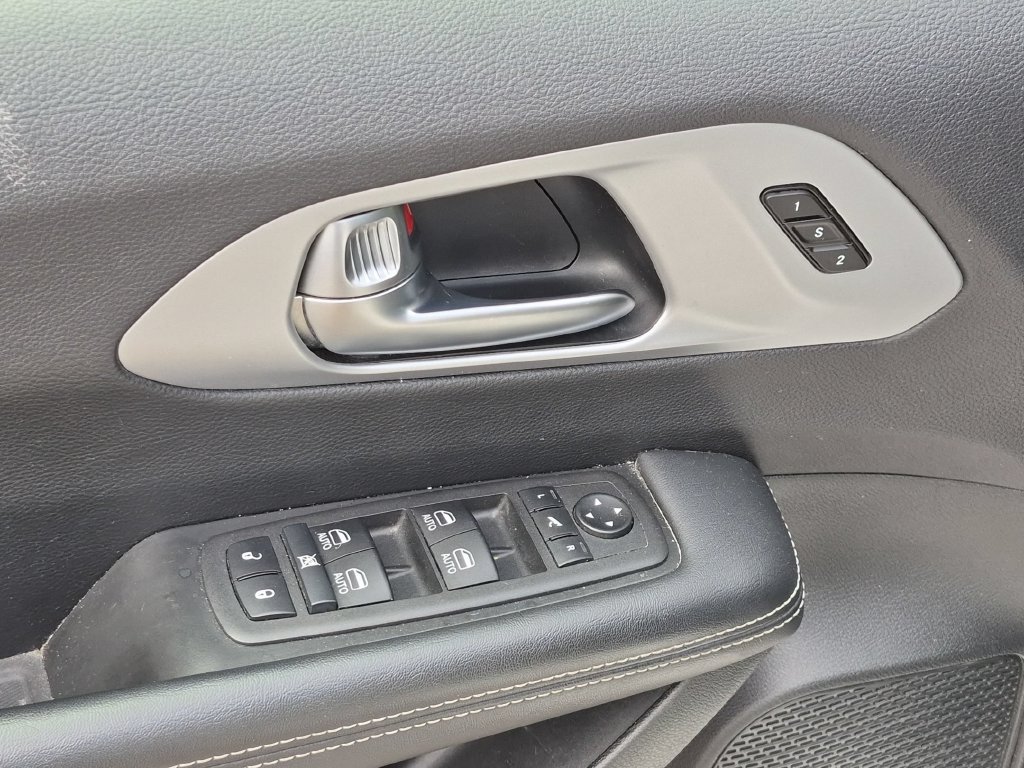 Used 2025 Chrysler Pacifica Limited FWD image 11