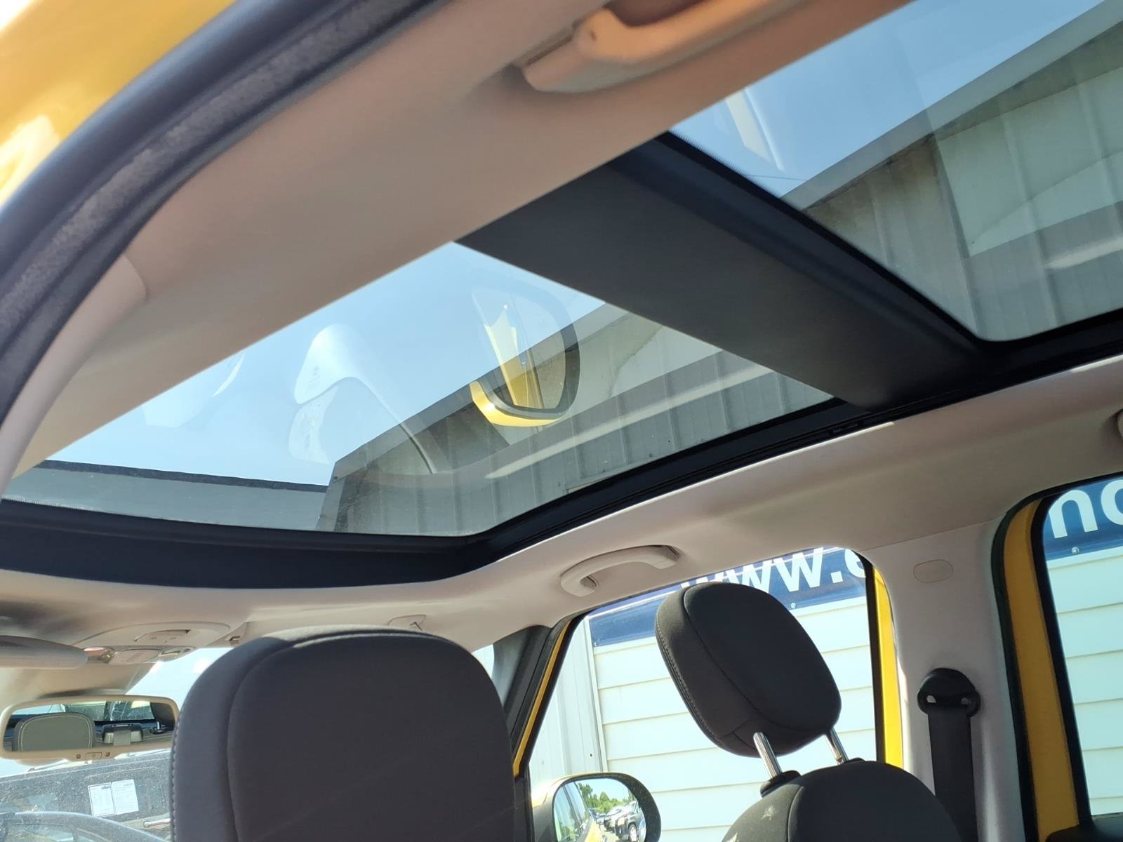 Used 2014 FIAT 500L Trekking w/ Popular Equipment Group FWD image 9