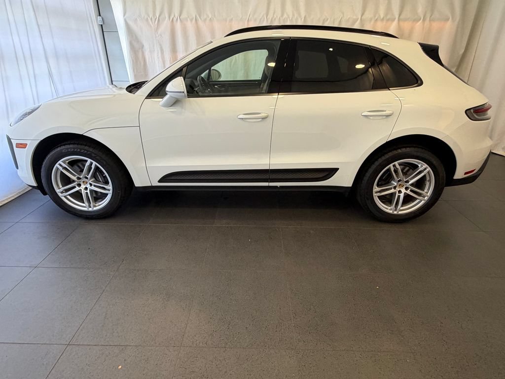 Certified 2023 Porsche Macan AWD/4WD image 2