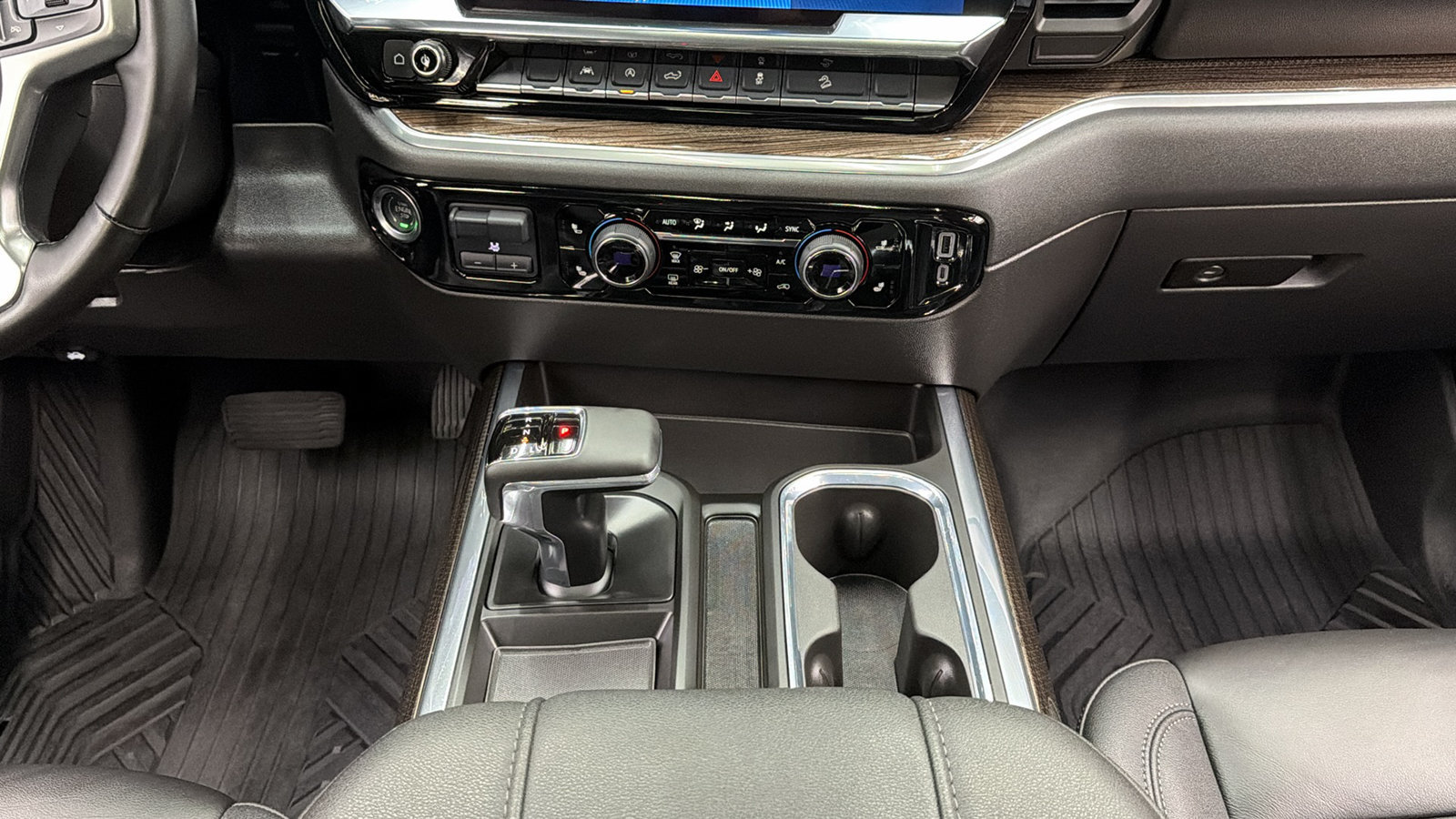 Used 2025 Chevrolet Silverado 1500 LT Trail Boss w/ Convenience Package II AWD/4WD image 31