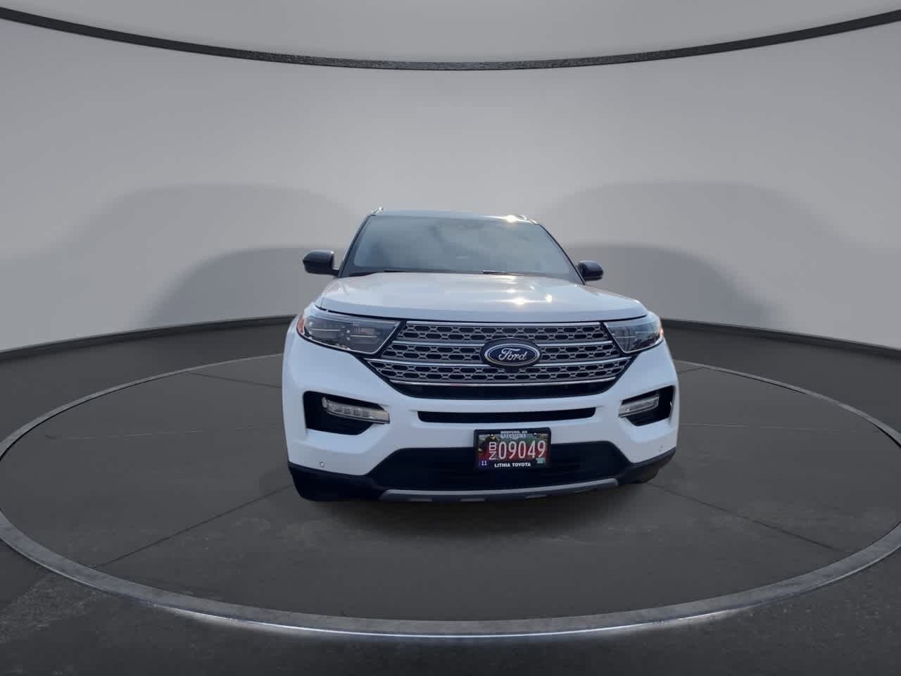 Used 2023 Ford Explorer Limited AWD/4WD image 3