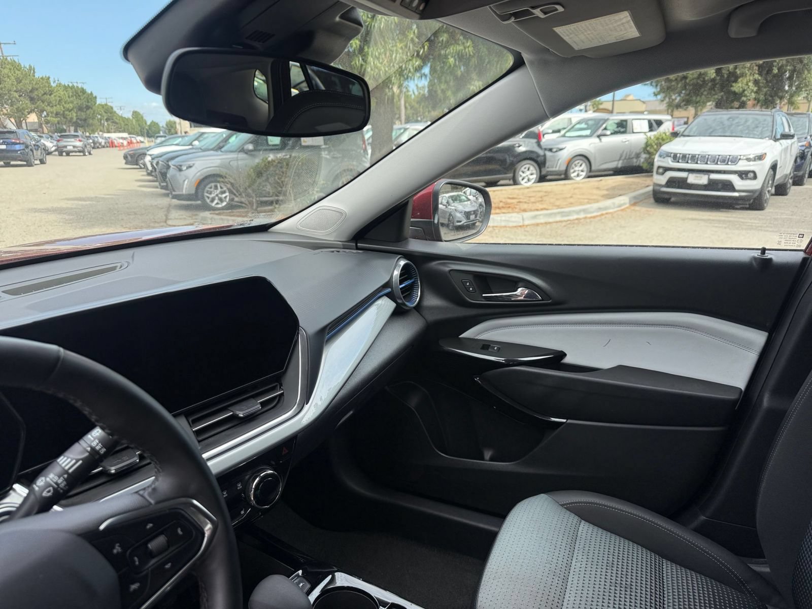 Used 2025 Chevrolet Trax LT w/ LT Convenience Package FWD image 32